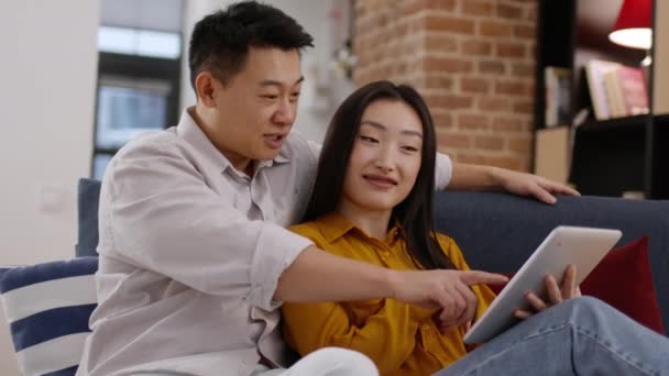 Família Compras Online Feliz Asiático Homem Mulher Web Surf Lojas — Vídeo de Stock