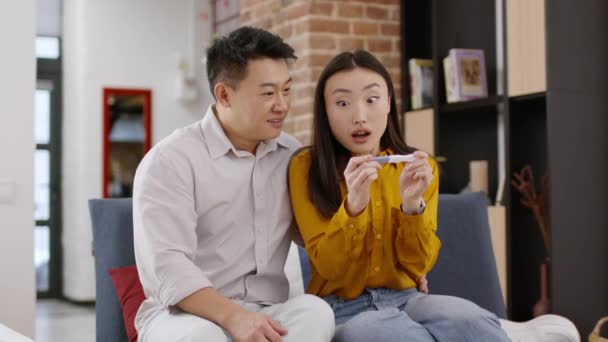 Langverwachte Zwangerschap Opgewonden Getrouwd Aziatisch Paar Kijken Naar Zwangerschapstest Positief — Stockvideo