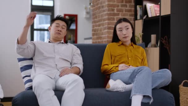 Beziehungskrise Aufgebrachte Asiatische Männer Und Frauen Sitzen Getrennt Auf Dem — Stockvideo