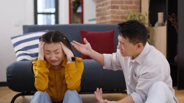 結婚の危機だ 怒っている感情的なアジア人の夫叫んで彼のいらいらした妻 動揺した女性彼に答える 結婚したカップルQuarelingで自宅 フリースペース — ストック動画