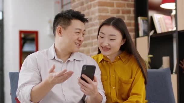 Planowanie Wakacji Para Azjatyckich Małżonków Wybiera Trasę Podróży Online Aplikacji — Wideo stockowe