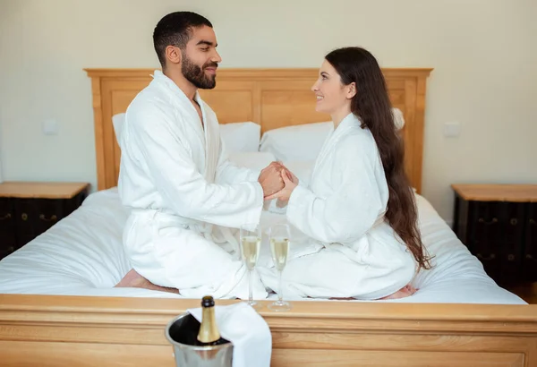 Romantyczna Propozycja Szczęśliwa Para Miłości Trzymająca Się Ręce Siedząca Łóżku — Zdjęcie stockowe