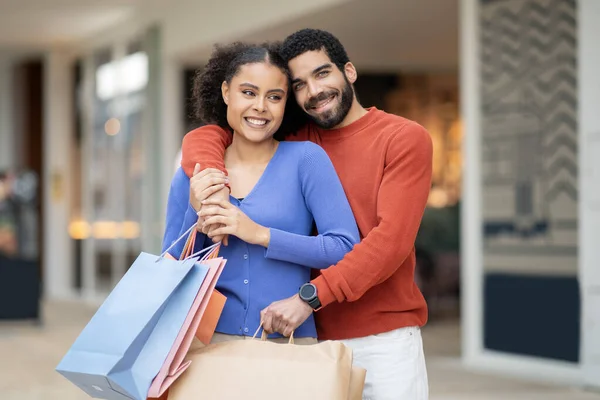 Shopping Shot Cheerful Diverse Buyers Couple Posing Colorful Paper Bags — Stock Photo, Image