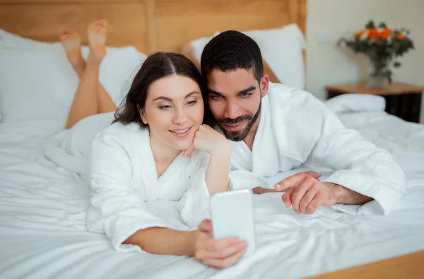 Különböző Házastársak Segítségével Mobiltelefon Böngészés Internet Férj Mutató Ujját Modul — Stock Fotó