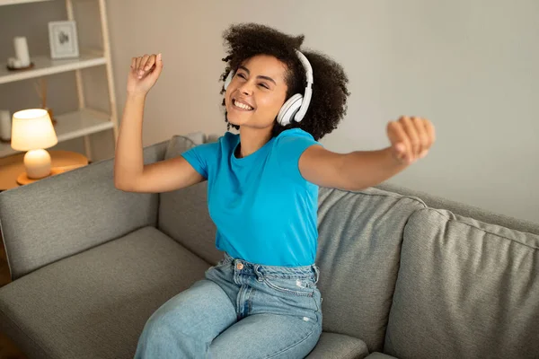 Feliz Millennial Afroamericano Rizado Femenino Auriculares Inalámbricos Escuchar Música Bailar — Foto de Stock