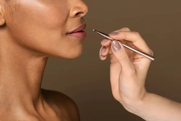 Maskenbildnerin Die Lippenstift Mit Pinsel Aufträgt Nackt Make Für Afrikanisch — Stockfoto