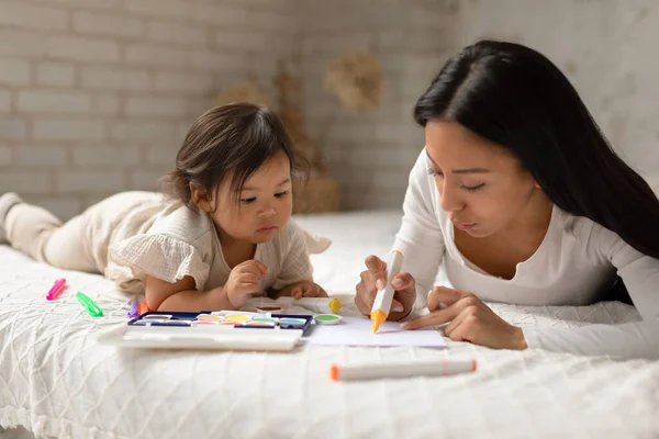 Aziatisch Mam Haar Kleine Dochtertje Schilderen Samen Moderne Slaapkamer Indoor — Stockfoto