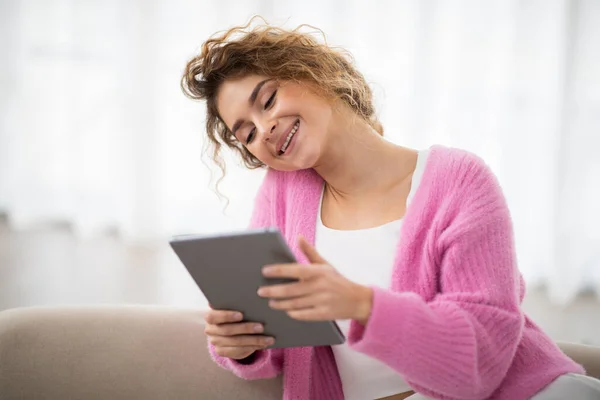 Ψηφιακή Ανάπαυση Χαρούμενη Νεαρή Γυναίκα Που Χρησιμοποιεί Ψηφιακή Ταμπλέτα Στο — Φωτογραφία Αρχείου
