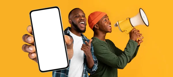 Hombres Negros Con Megáfono Las Manos Haciendo Anuncio Mostrando Smartphone — Foto de Stock