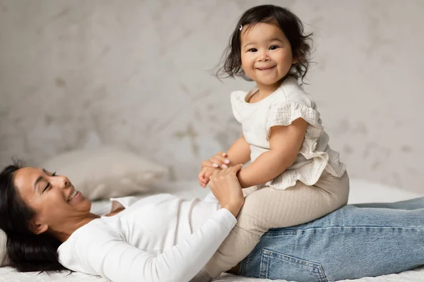 Schattig Aziatisch Baby Meisje Zitten Vrolijke Moeder Knuffelen Spelen Glimlachen — Stockfoto