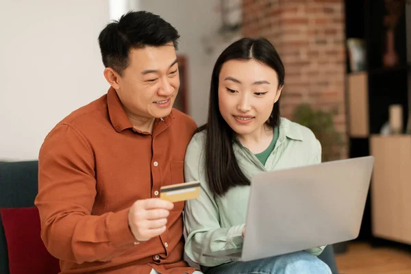 Счастливая Азиатская Семья Покупок Онлайн Дома Помощью Нового Ноутбука Кредитной — стоковое фото