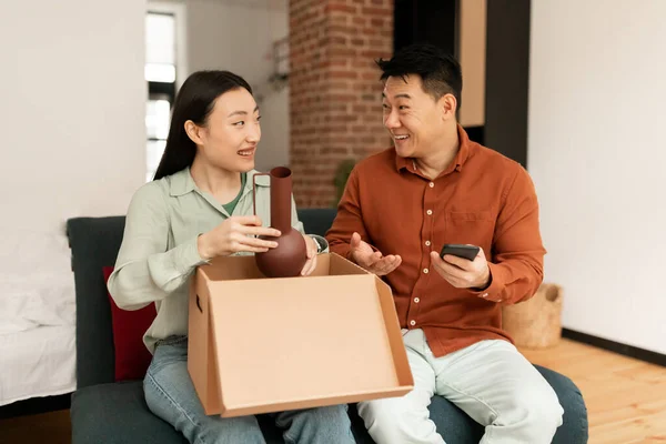引っ越し後にアパートの中に入る正アジア人の夫と妻移転後のアパートの新しい所有者 待っていた郵便配達を受ける幸せな韓国人の配偶者 — ストック写真