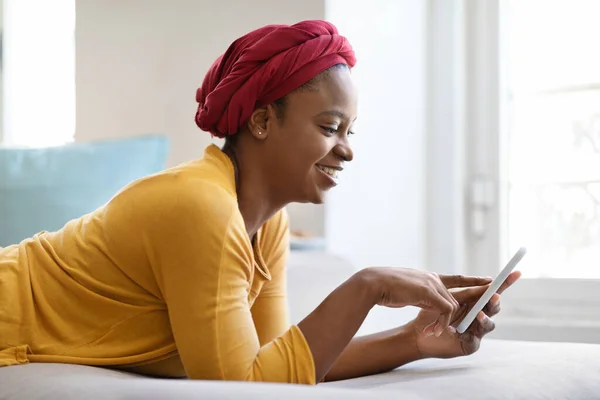 Relaxado Jovem Bonita Senhora Negra Vestindo Lenço Vermelho Usando Smartphone — Fotografia de Stock