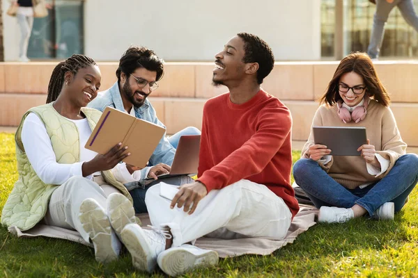 幸せな千年の多民族現代の学生がタブレットで一緒に勉強し 大学のキャンパス 屋外で遠隔授業を見てください リラックス テスト準備 ライフスタイルからの脱却 — ストック写真
