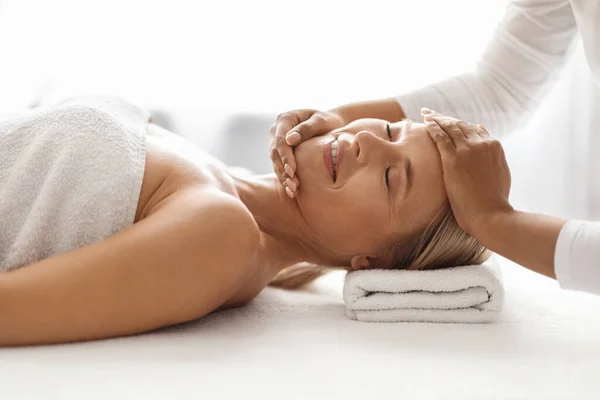 Bella Donna Mezza Età Ottenere Trattamento Massaggio Lifting Facciale Salone — Foto Stock