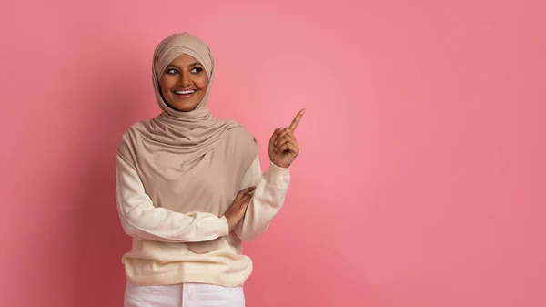 希吉布地区穆斯林女性微笑的画像 欢乐的年轻伊斯兰女性站在粉色工作室的背景上 展现空旷的广告空间 — 图库照片
