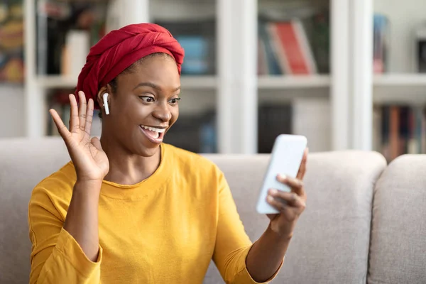 Telekommunikationskonzept Fröhlich Glücklich Schöne Junge Schwarze Dame Mit Afrikanischem Turban — Stockfoto