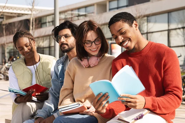 Sorridente Millenario Diversi Studenti Moderni Leggere Libri Studiare Insieme Campus — Foto Stock