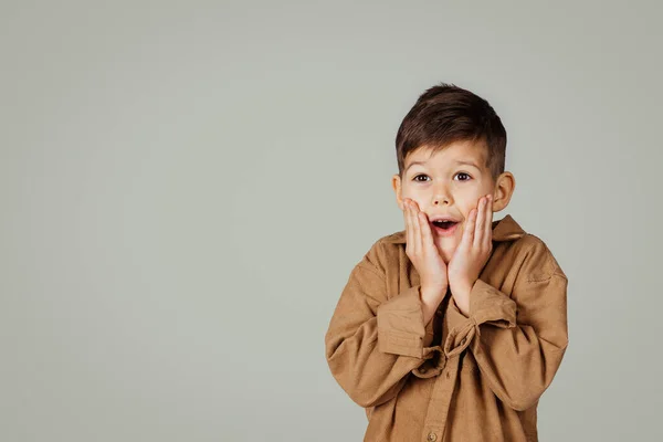 Surprised Caucasian Years Old Little Boy Casual Open Mouth Looks — Stock Photo, Image