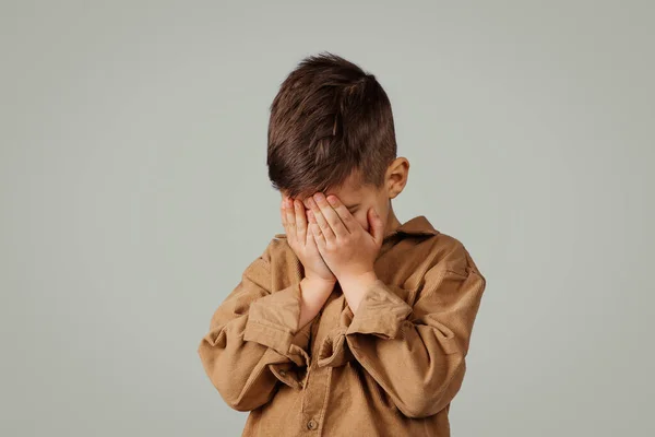 Trauriger Kaukasischer Jähriger Kleiner Junge Der Das Gesicht Mit Händen — Stockfoto