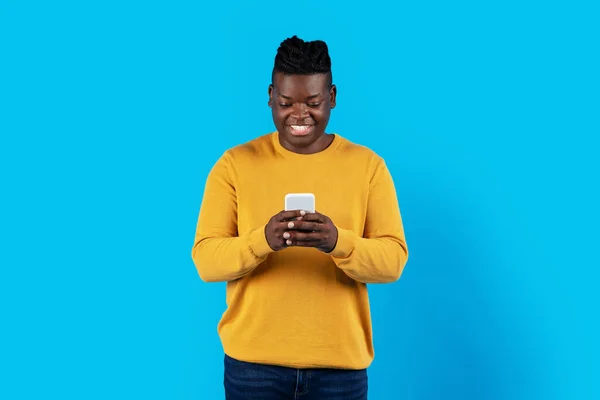 Portrait Young Smiling Black Guy Using Smartphone Online Communication Happy — Stock Photo, Image