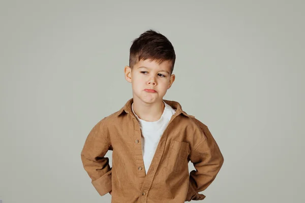 Traurig Beleidigt Kaukasischen Jährigen Kleinen Jungen Lässig Unzufrieden Denke Blick — Stockfoto
