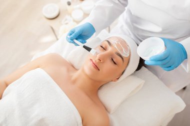 Profesyonel Kozmetik Uzmanı Doktor Güzel Hintli Kadın Yüzüne Nemlendirici Maske Uyduruyor, Modern Spa Merkezi 'nde Cilt Bakımı Yapan Çekici Doğu Kadını,