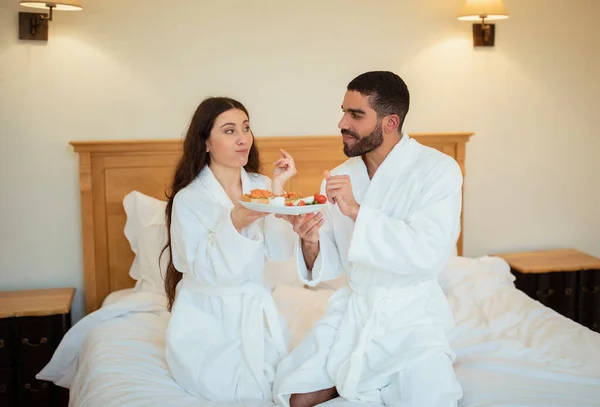 Eşler Içeride Beyaz Bornoz Giyerek Yatakta Kahvaltı Yapıyor Evli Çift — Stok fotoğraf
