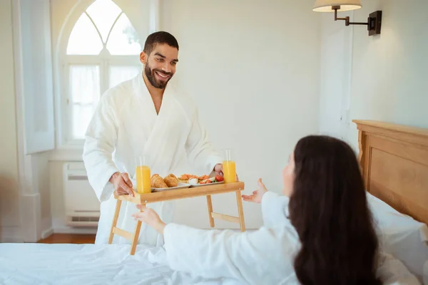 Miesiąc Miodowy Mąż Niesie Tacę Romantycznym Śniadaniem Dla Żony Apartamencie — Zdjęcie stockowe