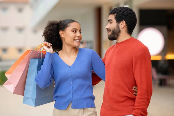 Compras Com Namorado Casal Multiracial Feliz Segurando Sacos Papel Shopper — Fotografia de Stock