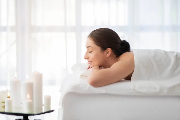 아름다운 Resting Relaxing Massage Spa Salon Side View Shot Attractive — 스톡 사진