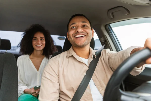 Fröhlicher Arabischer Fahrer Gespräch Mit Einer Beifahrerin Während Einer Autofahrt — Stockfoto