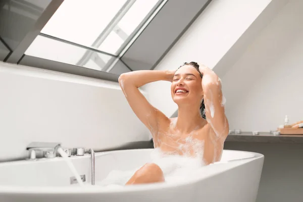 Mujer Joven Disfrutando Tomando Baño Lavando Cabeza Aplicando Champú Cabello —  Fotos de Stock