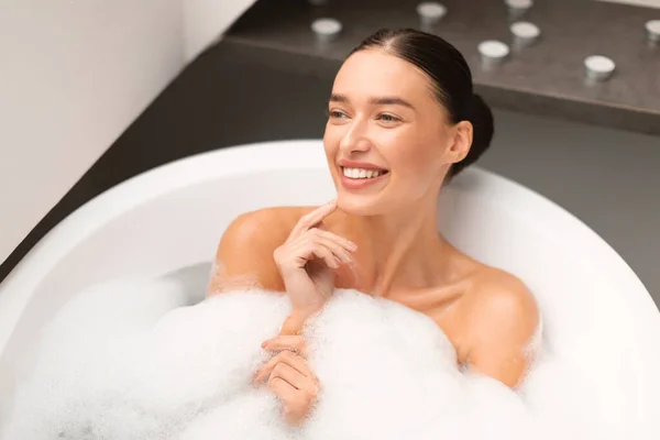 Mujer Feliz Posando Bañera Tomando Baño Relajante Con Burbujas Espuma —  Fotos de Stock