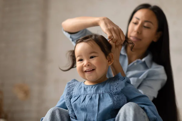 Baby Haarverzorging Vrolijk Japans Mama Doen Baby Dochters Haar Maken — Stockfoto