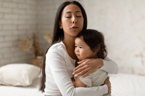 Caring Korean Mom Calmer Pleurer Bébé Fille Étreignant Bébé Fille — Photo
