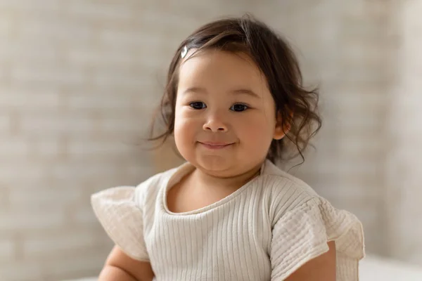 Retrato Linda Niña Japonesa Posando Mirando Hacia Lado Sonriendo Dormitorio — Foto de Stock