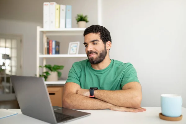 Lächelnder Gutaussehender Arabischer Millennial Mann Mit Bart Hat Videotelefonie Und — Stockfoto