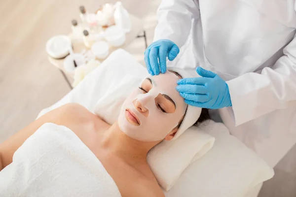 Skincare Concept Beautician Applying Moisturising Sheet Mask Face Young Woman — Stock Photo, Image