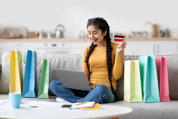 Çevrimiçi Alışveriş Konsepti Evde Dizüstü Bilgisayar Kredi Kartı Kullanan Heyecanlı — Stok fotoğraf
