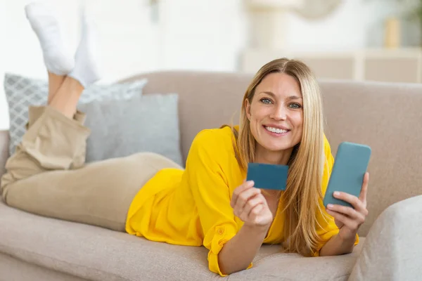 Cashback Para Adictos Las Compras Sonriente Mujer Rubia Caucásica Milenaria — Foto de Stock
