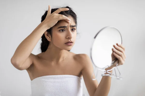 Mulher Indiana Jovem Infeliz Olhando Espelho Verificando Rugas Seu Rosto — Fotografia de Stock
