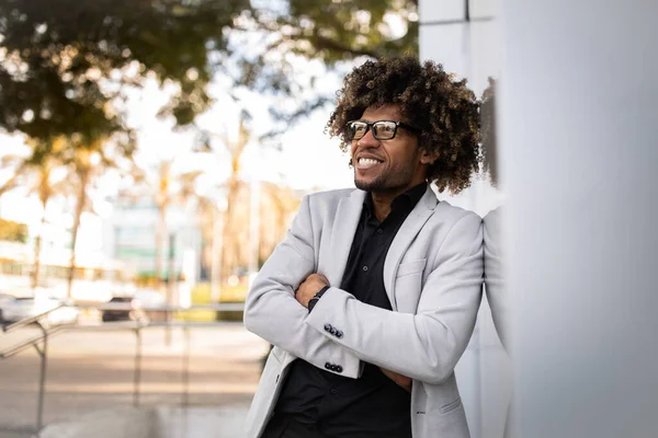 Zelfverzekerde Zwarte Mannelijke Ondernemer Poseert Met Gekruiste Armen Kijkt Opzij — Stockfoto