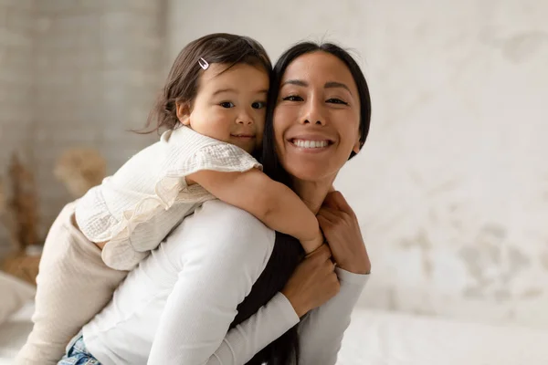 Vrolijk Aziatisch Mam Knuffelen Binding Met Kleine Dochtertje Glimlachen Naar — Stockfoto