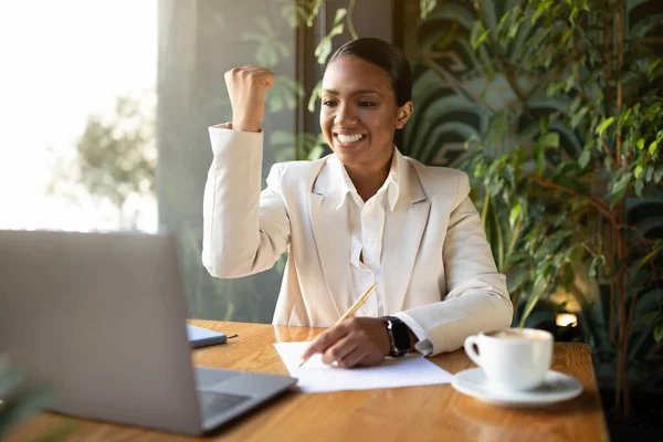 Happy Millennial Afrikanisch Amerikanische Geschäftsfrau Weißen Anzug Arbeitet Laptop Macht — Stockfoto