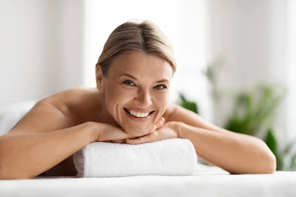 Smiling Beautiful Middle Aged Woman Having Wellness Day Spa Salon — Stock Photo, Image