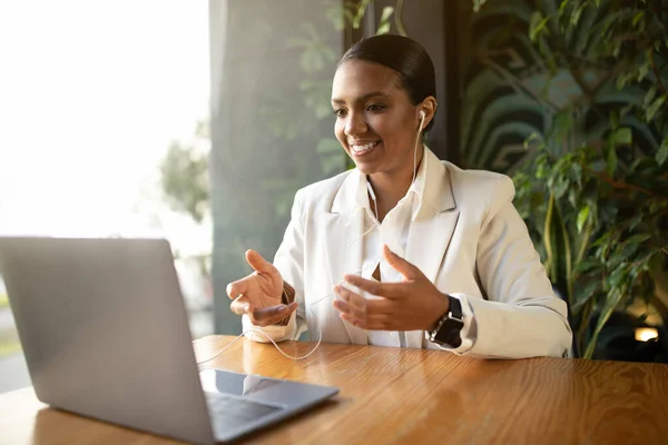 Sonriente Millennial Mujer Negocios Afroamericana Traje Blanco Tiene Videollamada Ordenador — Foto de Stock