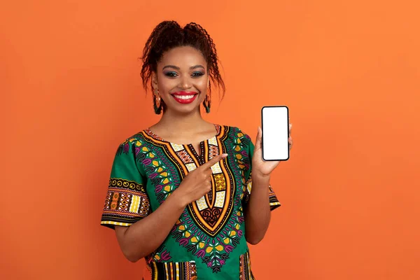 Veselá Hezká Mladá Černoška Africkém Kostýmu Drží Moderní Mobilní Telefon — Stock fotografie