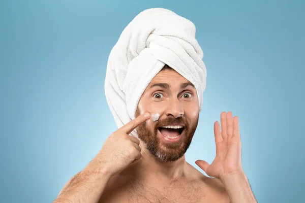 Surprised Man Towel Head Using Face Cream Looking Camera Excitement — Stock Photo, Image