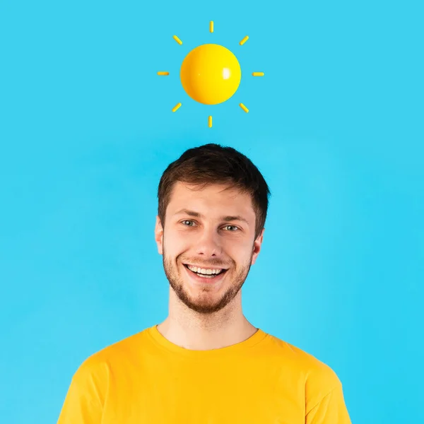 Щасливий Молодий Кавказький Чоловік Абстрактним Сонцем Над Головою Ізольований Синьому — стокове фото